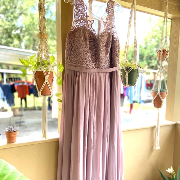 Beautiful gown - Picture 2 of 4